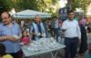 Bu Defa Suriyelliler Erzak Dağıttı