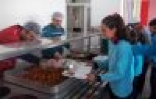 Bursluluk Sınavını Kazanan Öğrenciler Okula Yemek Verdi