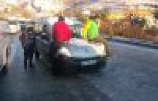 Buz pistine dönen yolda araçlar kaydı