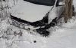 Buzda kayan otomobil şarampole yuvarlandı