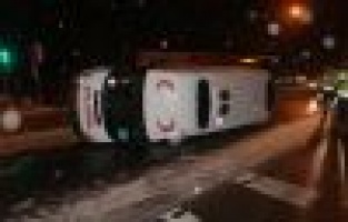Buzlu yolda takla atan ambulans 2 otomobile çarptı