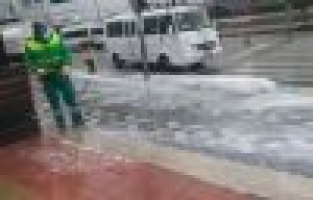 Cadde ve sokaklar köpüklü suyla yıkanıyor