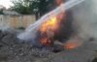 Çalılık yangını evlere sıçramadan söndürüldü