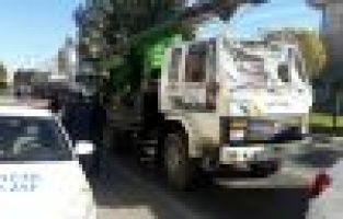  Camı Olmayan Kamyonun Önüne Naylon Çektiler