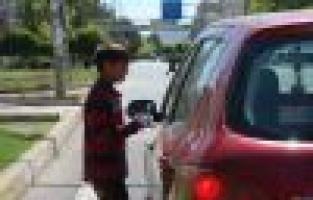  Canlarını Hiçe Sayarak Mendil Satmaya Çalışıyorlar