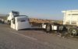 Çarpışan tırlar hurdaya döndü: 1 yaralı