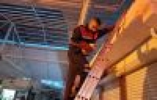 Çatıda mahsur kalan kediyi itfaiye kurtardı