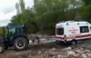 Çayda mahsur kalan ambulansın yardımına köylüler yetişti