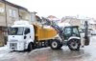 Çelikhan’da belediye karla mücadele ediyor