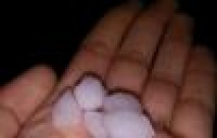 Ceviz büyüklüğünde dolu yağdı