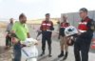 Ceza yazmak yerine kask hediye ettiler