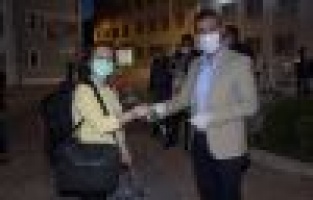 Cezayir’den gelen Türk vatandaşları karanfille karşılandı