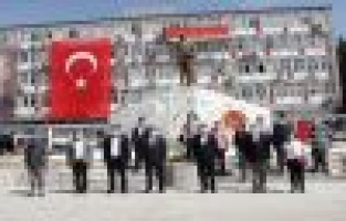 CHP, Atatürk Anıtına çelenk bıraktı