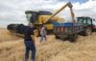 Çiftçi çifte bayram yaşadı