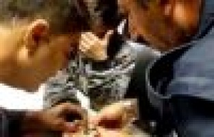 Çocuğun cıvata somununa sıkışan parmağını itfaiye çıkarttı