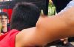 Çocuğun koluna demir korkuluk saplandı