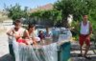 Çocuklar Çapa Motorunu, Havuz Yaptı