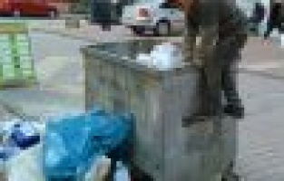 ÇOCUKLAR ÇÖPLERDEN, PARA KAZANMAYA DEVAM EDİYOR