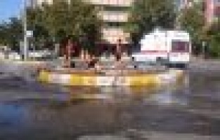 Çocuklar Serinlemek İçin Çareyi Süs Havuzlarında Arıyor