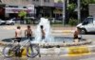 ÇOCUKLAR SERİNLEMEK İÇİN SÜS HAVUZLARINI SEÇTİ