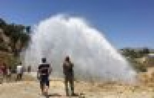 Çocuklar tazyikli suyla serinledi  