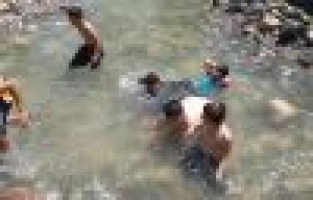 Çocuklar tehlikeye rağmen süs havuzlarında serinliyor