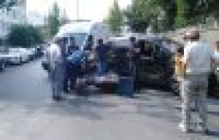 Hafif ticari araç ile motosiklet çarpıştı: 2 yaralı