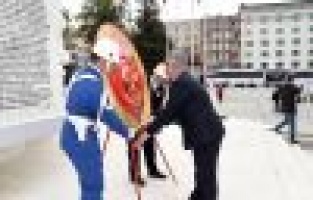 Cumhuriyet Bayramı etkinlikleri çelenk sunumuyla başladı