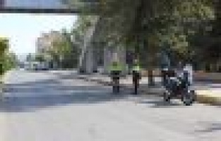 Cumhuriyet İlkokulu’nun Önü Parklardan Temizlendi