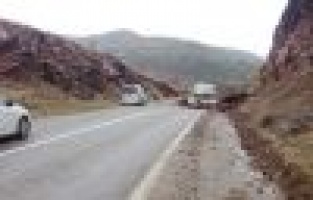 Dağlardan kopan kayalar yola düştü