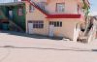 Damdan düşen kadın ağır yaralandı