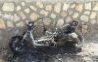 Dedesine sinirlenen genç motosikleti ateşe verdi