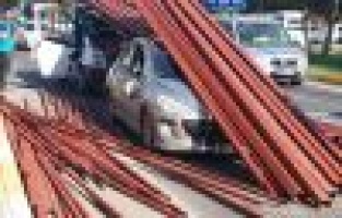 Demir profiller otomobilin üzerine düştü