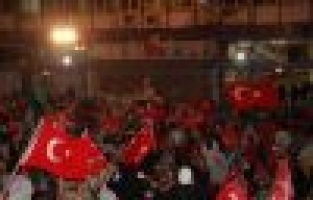 Demokrasi nöbetinde vatandaşlar meydanı boş bırakmıyor
