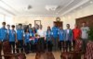 Deniz küreği şampiyonlarından Vali Aykut Pekmez’e ziyaret