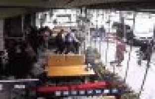 Deprem anı güvenlik kameralarına yansıdı