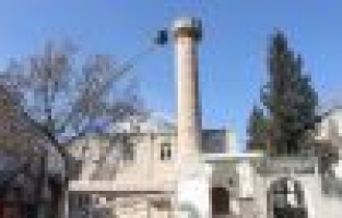 Depremde zarar gören minarenin şerefesi yıkıldı