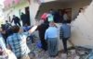 Depremin vurduğu Samat’ta vatandaşlar eşyalarını kurtarma telaşına girdi