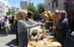Depremzedeler yararına kermes düzenlendi