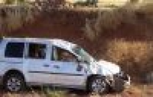 Devrilen hafif ticari araçtaki 7 kişi yaralandı