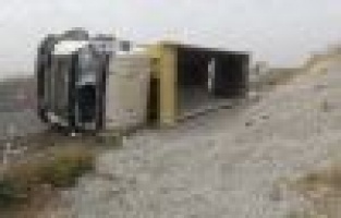 Devrilen hafriyat kamyonunun sürücüsü hayatını kaybetti