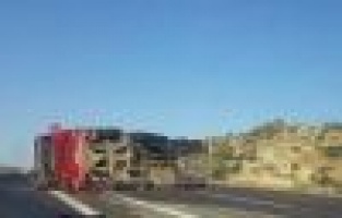 Devrilen yakıt tankerinden tonlarca mazot yola aktı