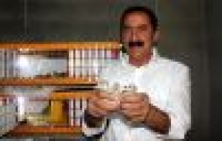 Doğa dostu muhtar kuluçka makinesinde keklik yetiştiriyor