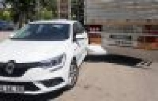 Dönüş yapmak isteyen otomobile çarptı