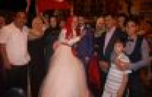 Düğünden sonra demokrasi meydanına koştu