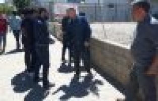 Duvar boyayan gençler polisi harekete geçirdi