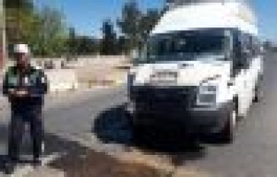 Ehliyetsiz sürücünün kullandığı minibüs tankere çarptı: 4 yaralı