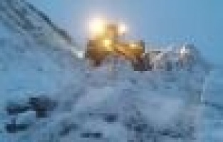 Ekipler kapalı köy yollarını açmak için seferber oldu