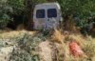 El freni çekilmeyen minibüs dereye uçtu