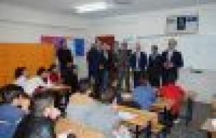 Emniyet Ortaokulu gece etütleriyle öğrencilerini geleceğe hazırlıyor